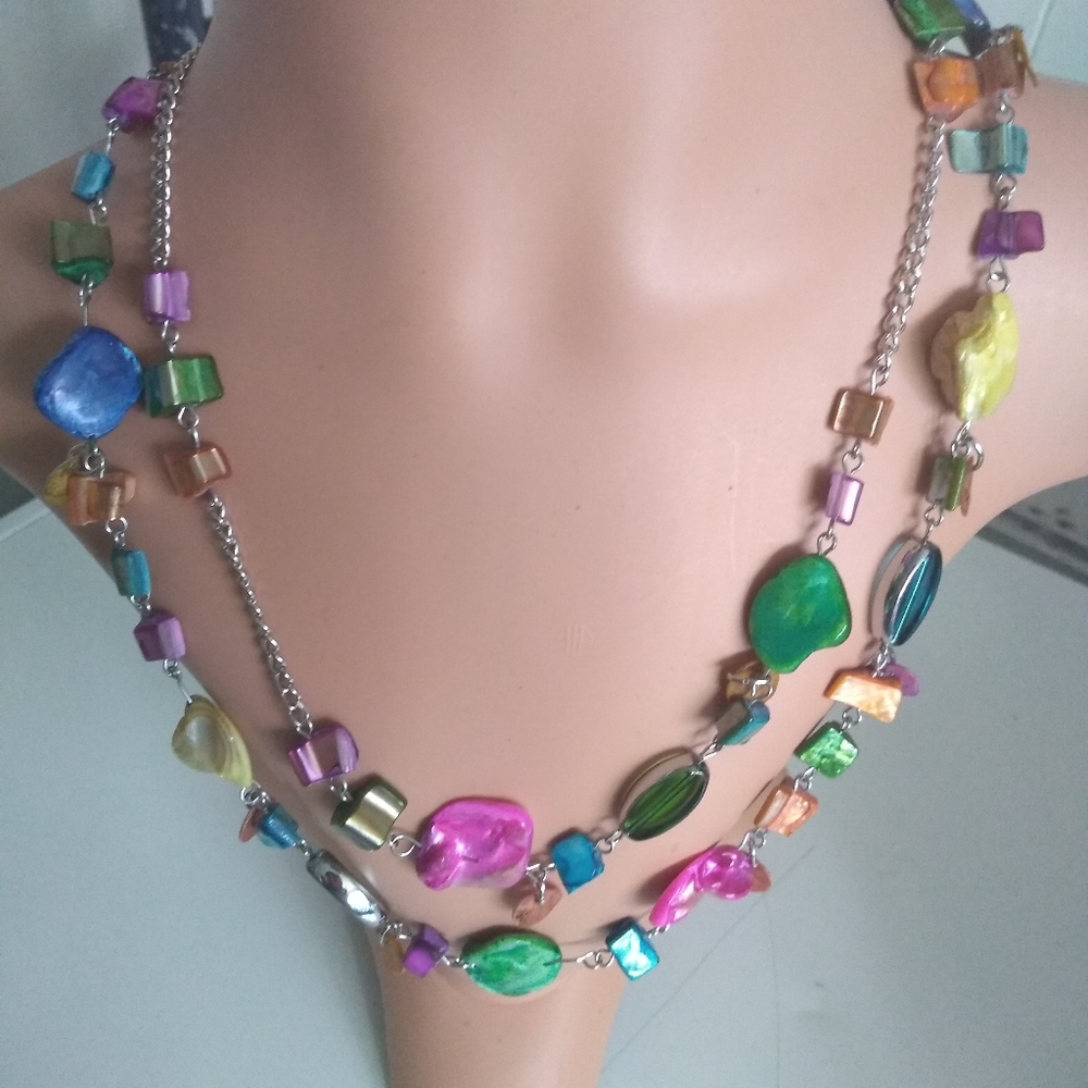 Colorfull Shell Necklace and Earring Set. - Picture 2 of 8